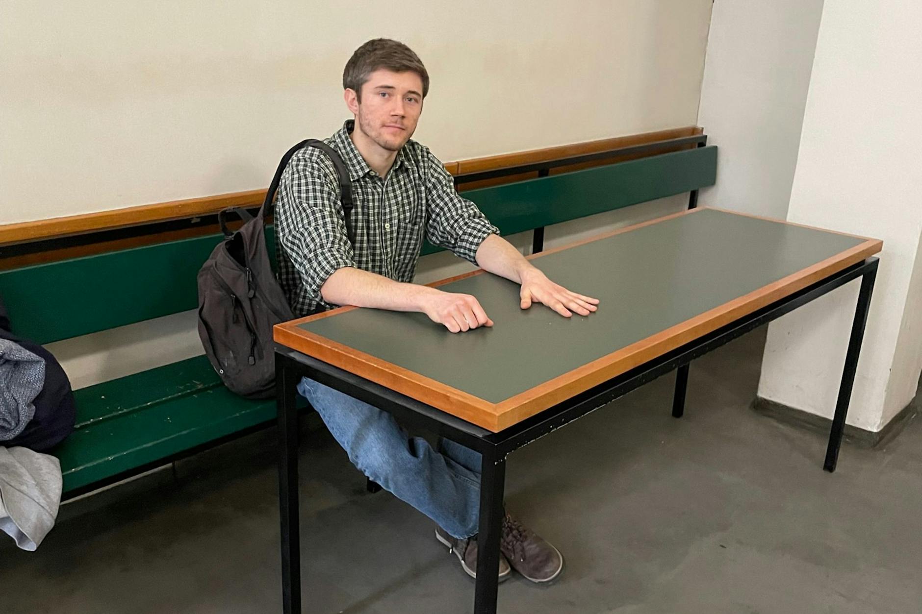 Klimaaktivist Henning Jeschke musste den Gerichtssaal mit Tisch verlassen.