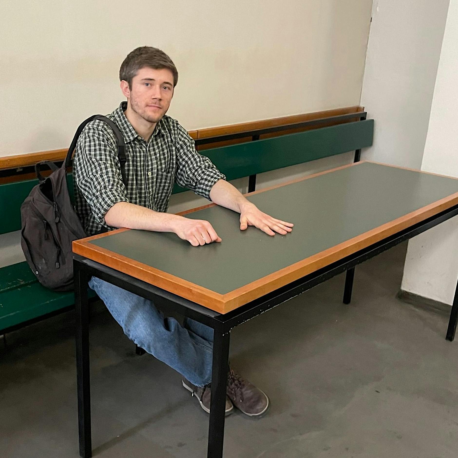 Im Gerichtssaal festgeklebt: Klimaaktivist kommt ohne Tisch zum Prozess