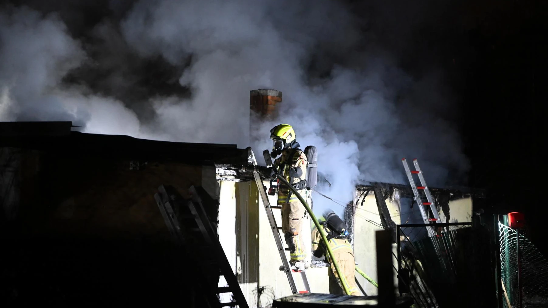 Einsatzkräfte der Berliner Feuerwehr am Brandort.