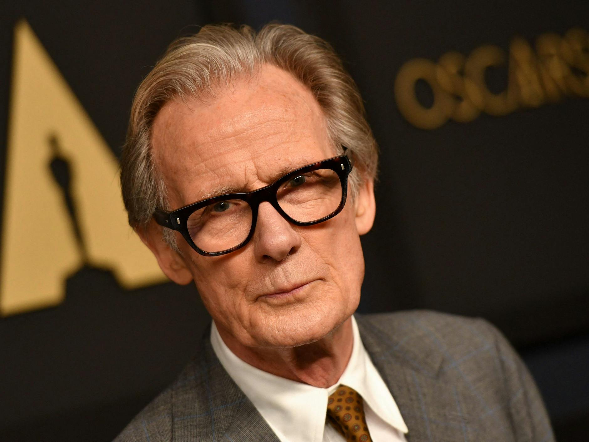 Bill Nighy hat Chancen auf den Preis für seine Rolle des Mr. Williams in Oliver Hermanus’ Filmdrama „Living“, das von einem krebskranken Regierungsbeamten handelt. Auch für den 73-jährigen Briten ist es die erste Oscar-Nominierung; 2007 hatte er einen Golden Globe für sein Wirken im Film „Gideon’s Daughter“ bekommen.