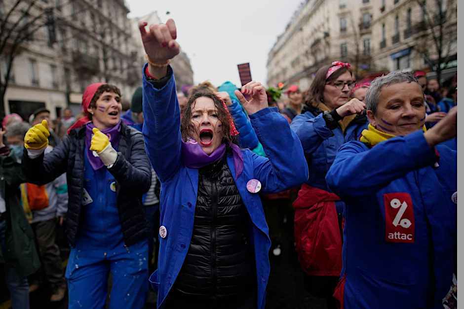 Feministische Aktivistinnen sehen die Rentenreform als ungerecht gegenüber Frauen an, vor allem weil sie die Ungleichheiten zwischen den Geschlechtern weiter vertiefen würde.  