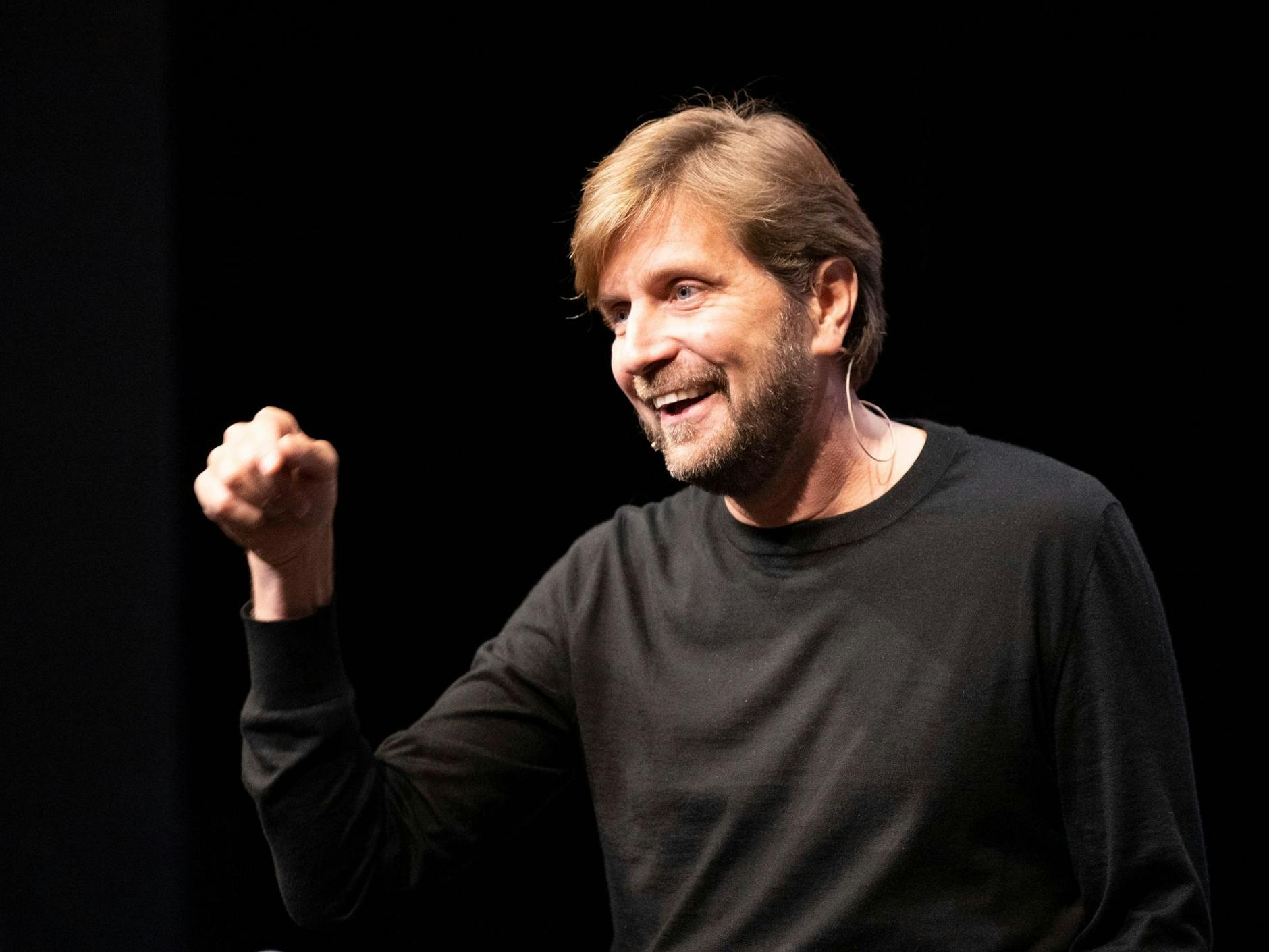 Ruben Östlund geht mit „Triangle of Sadness“ ins Rennen um den Preis, zudem ist sein Werk auch als bester Film nominiert. Es wäre der erste Oscar für den Schweden, der bisher eher mit europäischen Filmpreisen ausgezeichnet wurde, darunter auch der Goldene Bär für „Händelse vid Bank“ im Jahr 2010.