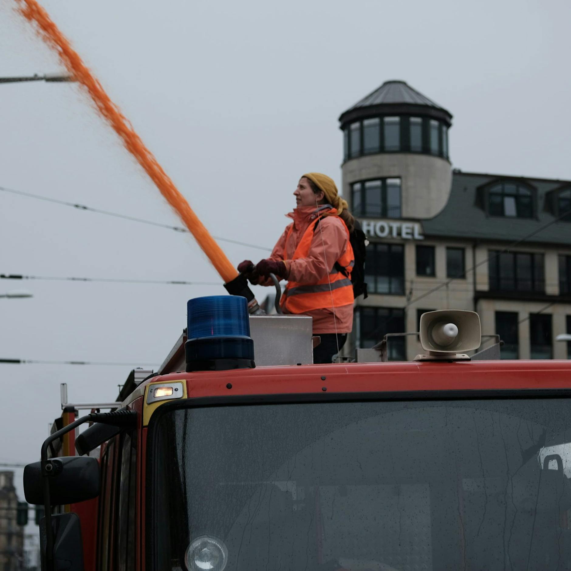 So ergaunerte sich die Letzte Generation das Feuerwehrauto! Besitzer sauer: Wagen kaputt, wer bezahlt ihm den 30.000 Euro-Schaden?