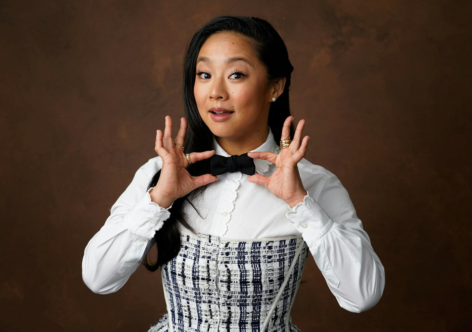 Stephanie Hsu ist für ihre Darstellung der Joy Wang in „Everything Everywhere All at Once“ als beste Schauspielerin in einer Nebenrolle nominiert – und geht somit in direkte Konkurrenz mit ihrer Kollegin Jamie Lee Curtis. Für die 32-jährige Hsu ist es die erste Nominierung für einen Filmpreis dieser Größenordnung.