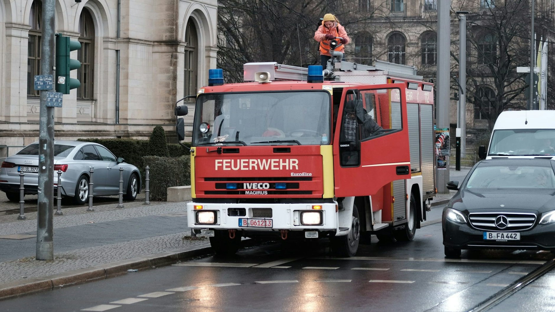Das gemietete Feuerwehrauto brachten die Klima-Kleber vor dem Verkehrsministerium in Stellung. Durch die Aktion wurde der Wassertank und die Pumpen verdreckt, behauptet der Besitzer des Fahrzeugs.