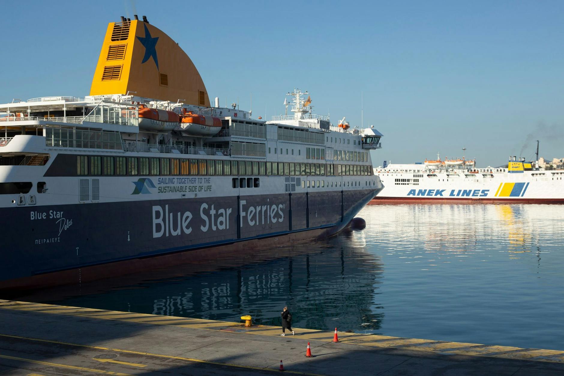 In Griechenland ist der Fährverkehr wegen eines Streiks weitgehend eingestellt worden.