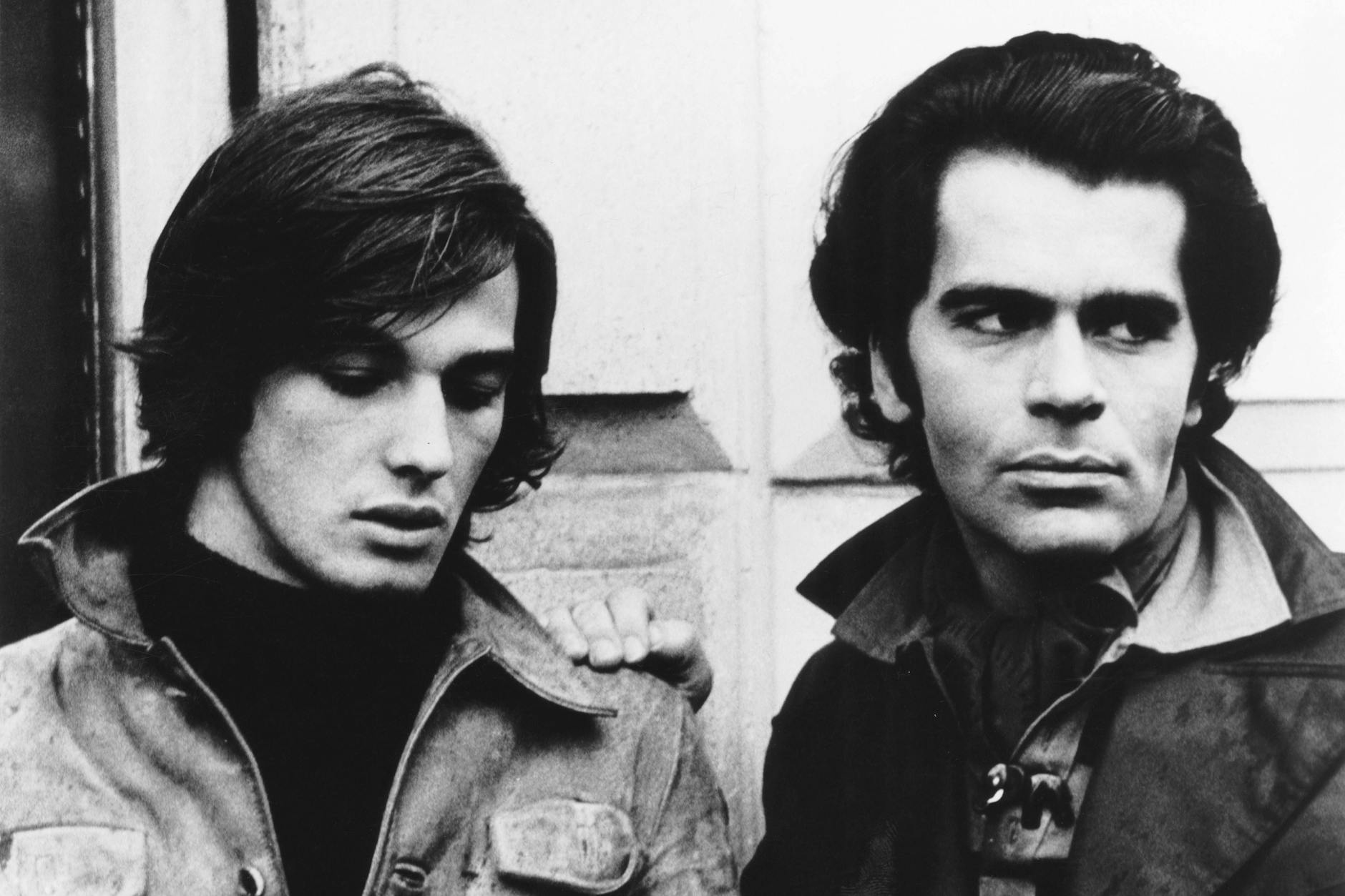 Karl Lagerfeld (rechts), hier 1973 nebst Schauspieler Max Delys, hatte schon früh eine kaiserliche Ausstrahlung.