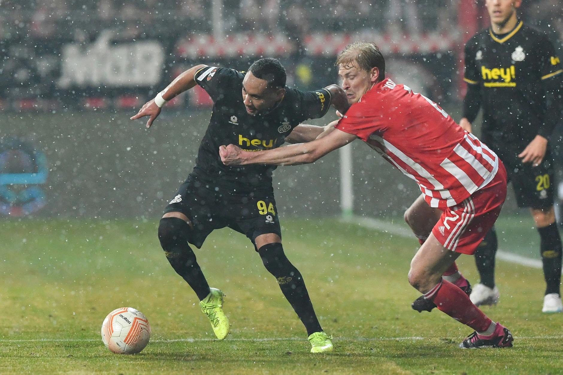 Im Zweikampf: Loic Lapoussin von Royale Union Saint-Gilloise und Morten Thorsby vom 1. FC Union Berlin.