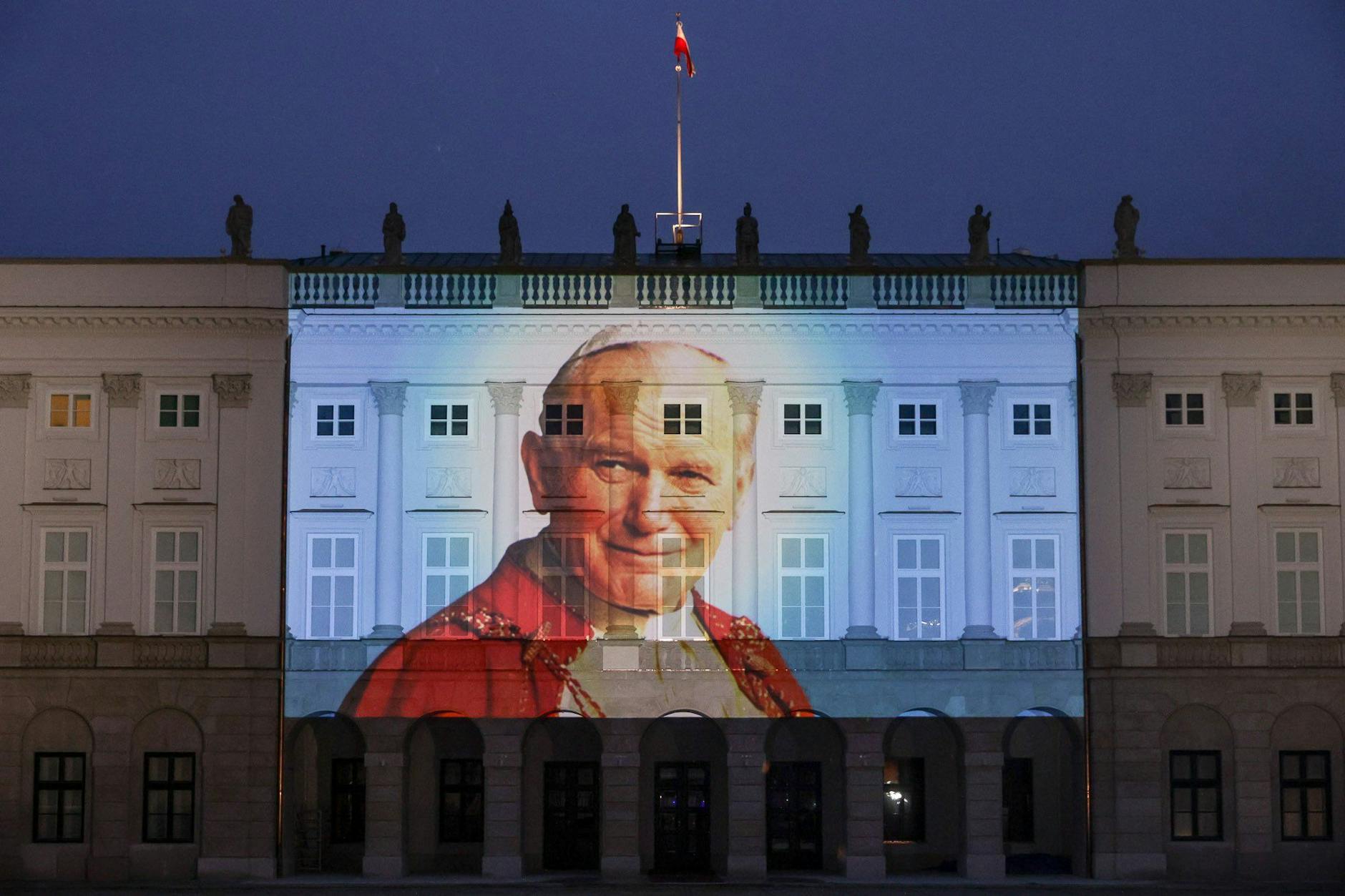 Eine Papstprojektion auf dem Präsidentenpalast in Polen.