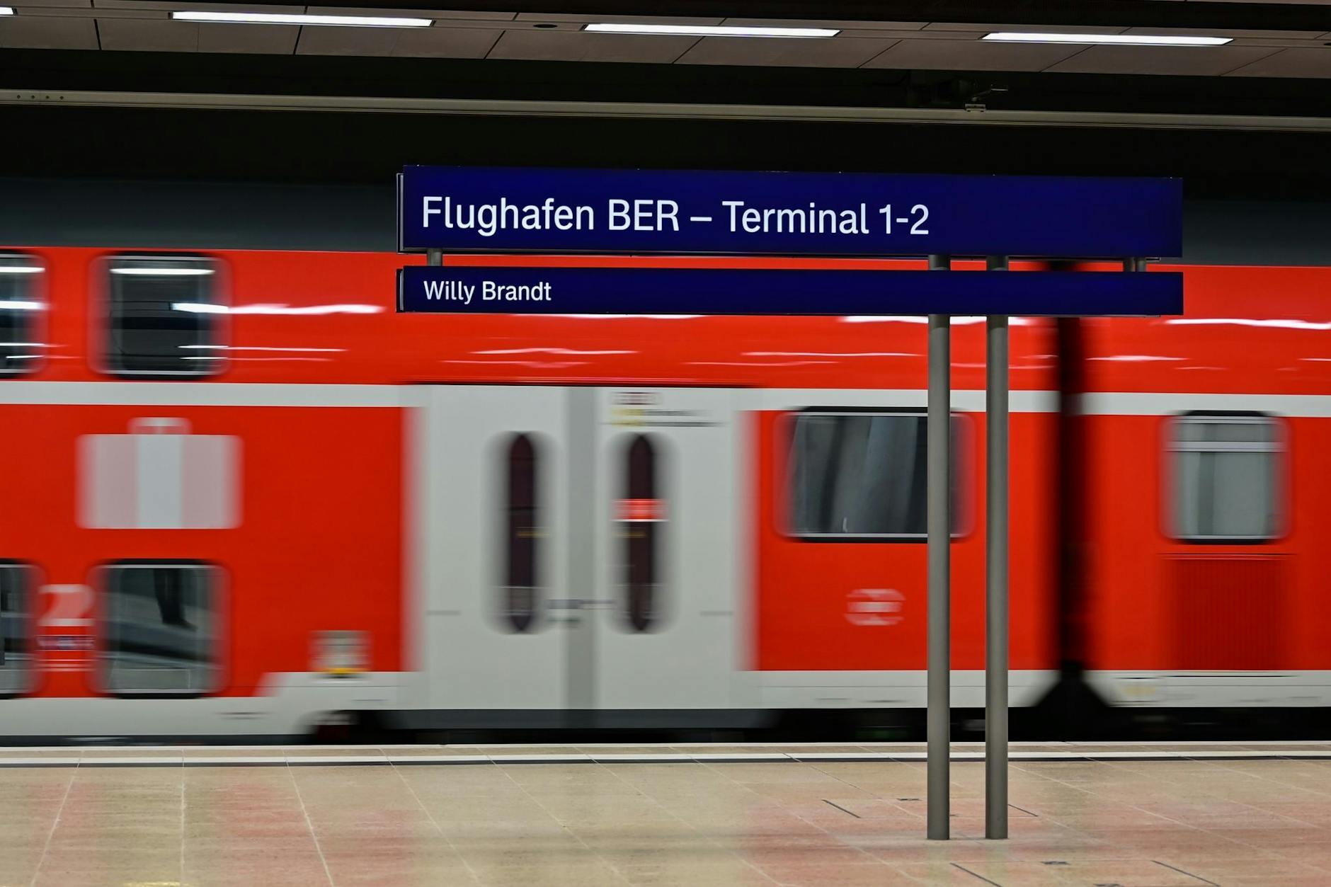 Ein Regionalexpress der Deutschen Bahn fährt in den Tunnelbahnhof unter dem BER-Terminal 1 ein. Zum Fahrplanwechsel im kommenden Dezember wird der Name geändert.