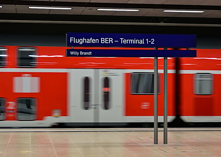 Ein Regionalexpress der Deutschen Bahn fährt in den Tunnelbahnhof unter dem BER-Terminal 1 ein. Zum Fahrplanwechsel im kommenden Dezember wird der Name geändert.