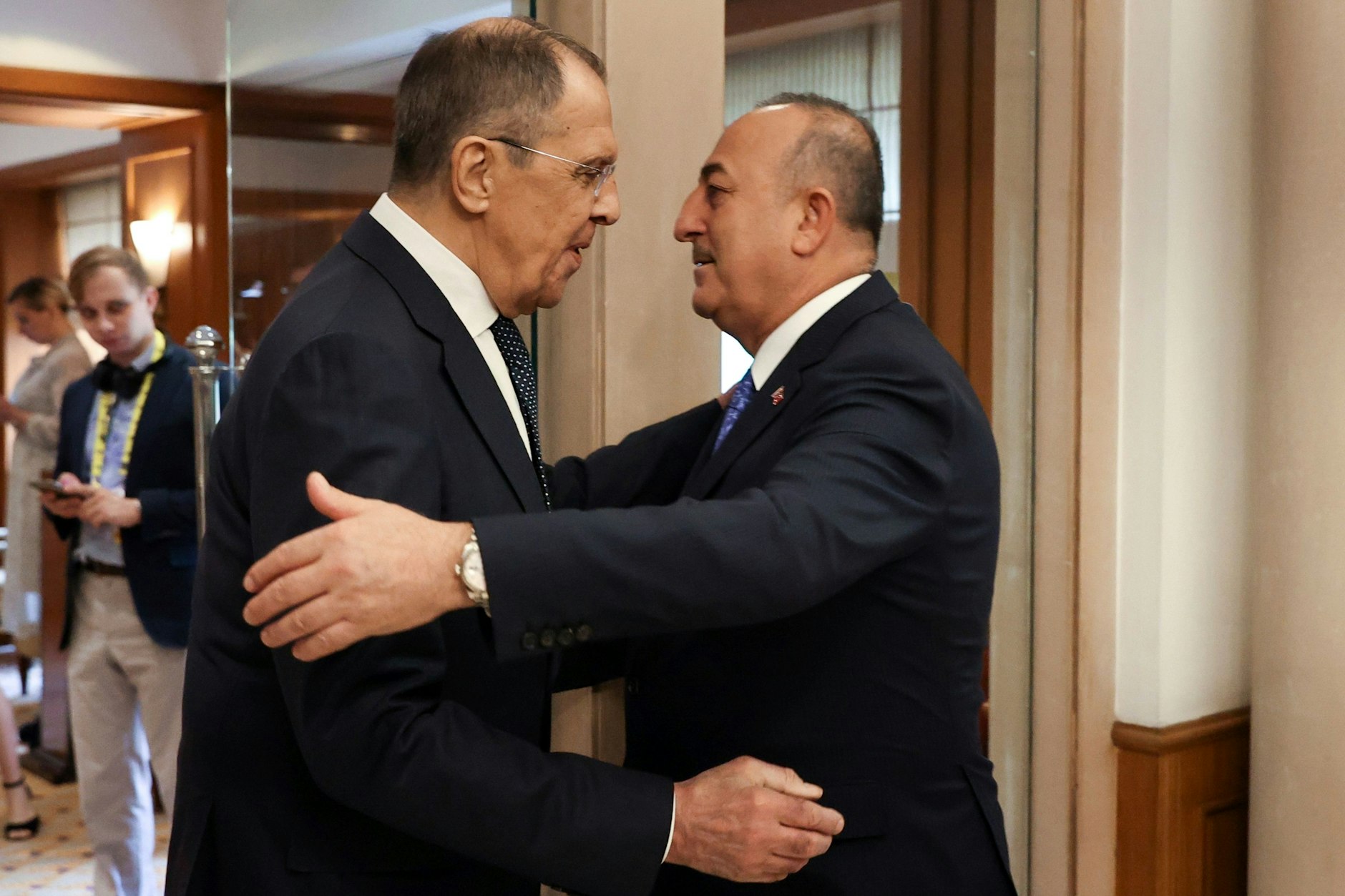 März 2023: Sergej Lawrow, Außenminister von Russland, und Mevlüt Cavusoglu, Außenminister der Türkei, begrüßen sich am Rande des G20-Außenministertreffens in Indien.