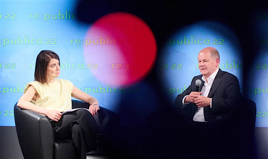 Bundeskanzler Olaf Scholz (SPD) spricht mit Linda Zervakis, Journalistin, Moderatorin und Autorin, auf der Republica 2022 über Digitalpolitik in der Zeitenwende.&nbsp;