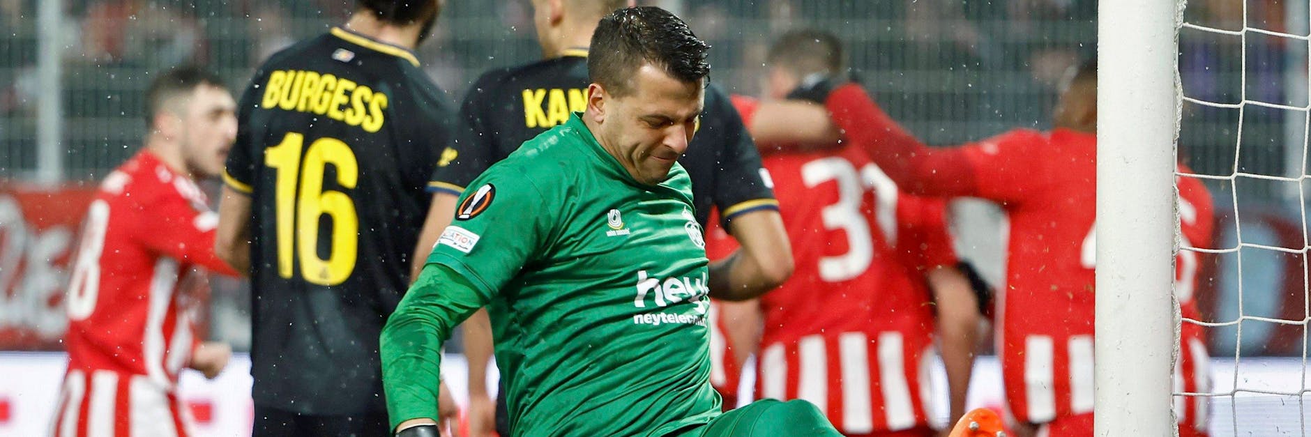 Anthony Moris, der Keeper von Saint-Gilloise, malträtiert aus Frust den Pfosten, weil der 1. FC Union wieder einen Rückstand umgebogen hat.