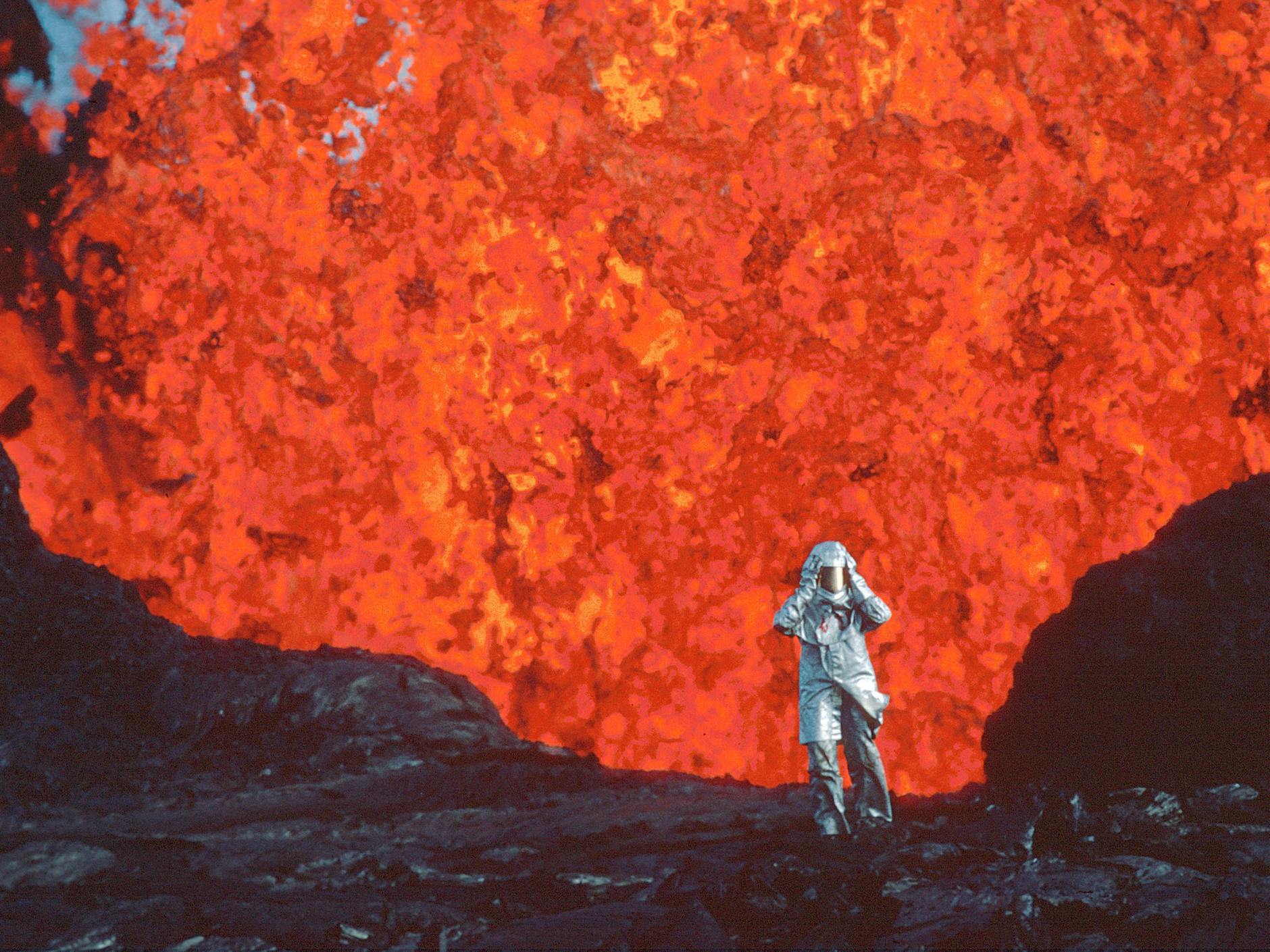 Sara Dosas, Shane Boris’ und Ina Fichmans „Fire of Love“ ist ebenso als beste Dokumentation nominiert. In dem Film geht es um das französische Geowissenschaftler-Paar Katia und Maurice Krafft, die neben 40 weiteren Personen im Sommer 1991 bei Forschungsarbeiten am japanischen Vulkan Unzen starben.