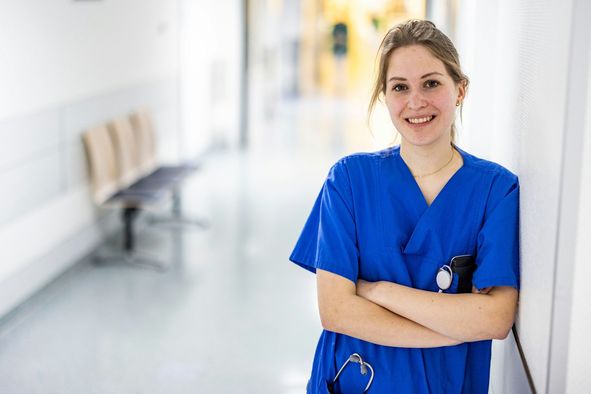 Stella Lingen steht auf dem Gang im Krankenhaus, sie ist angehende Ärztin mit Tourette-Syndrom in der Krankenhaus-Notaufnahme der Evangelischen Kliniken Essen-Mitte.