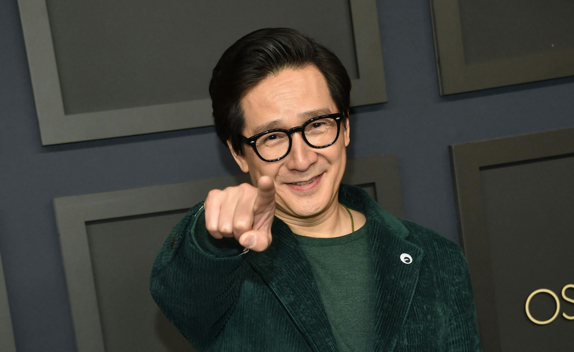 Ke Huy Quan spielt Waymond Wang in „Everything Everywhere All at Once“ und wurde für diese Leistung nominiert. Der 51-Jährige wurde für diese Darstellung im Januar bereits mit einem Golden Globe für den besten Schauspieler in einer Nebenrolle und mit zahlreichen weiteren Preisen ausgezeichnet.