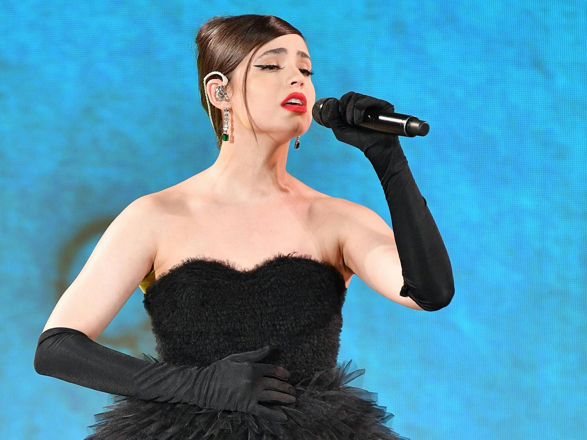 Diane Warren ist mit „Applause“ – im Film „Tell It Like a Woman“ dargeboten von Sofia Carson – für den besten Song nominiert. Musik und Text stammen von der US-amerikanischen Komponistin Warren, die unter anderem 1997 einen Grammy für das Stück „Because You Loved Me“ von Céline Dion gewann.