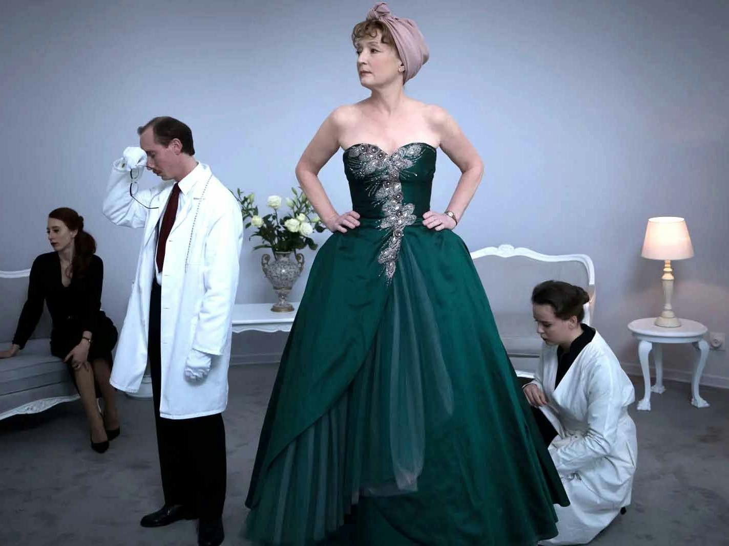 Jenny Beavan hat mit ihren Kostümen für „Mrs. Harris und ein Kleid von Dior“ Chancen auf den Oscar. Die Britin war bisher insgesamt zwölfmal für einen Oscar nominiert und hat dreimal gewonnen: 1986 für „A room with a view“, 2015 für „Mad Max: Fury Road“ und 2021 für „Cruella“.