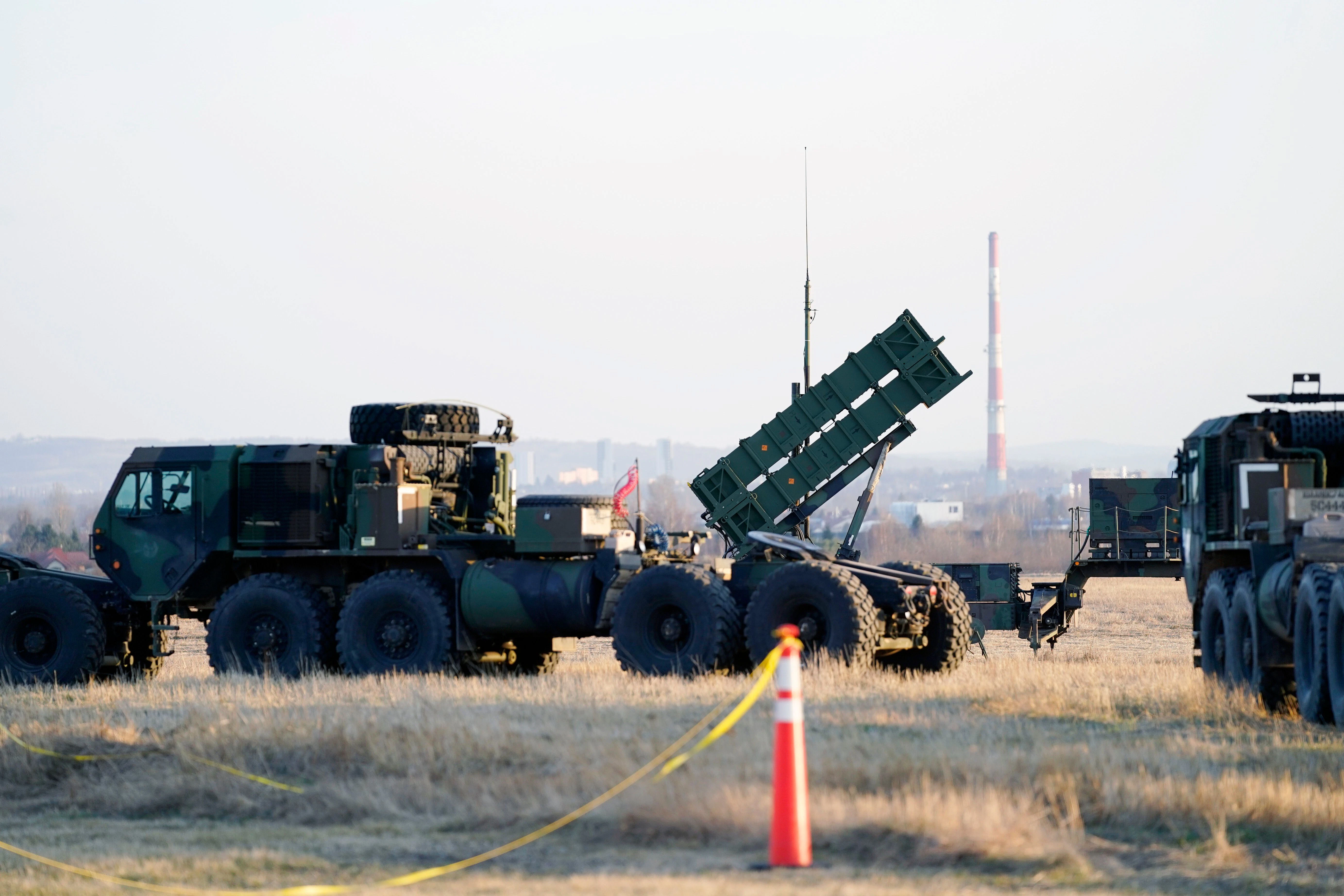 25. März 2022, Polen, Jasionka: Ein Flugabwehrsystem vom Typ Patriot steht mit startbereitem Raketenwerfer auf dem Flughafen Rzeszów-Jasionka in Jasionka, Polen.