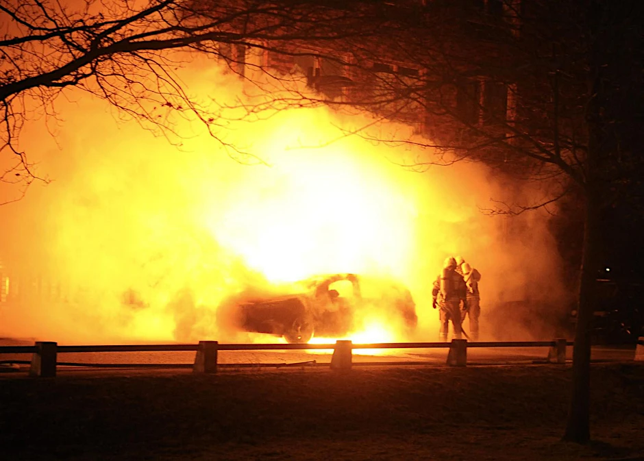 Auch das gab es in Berlin wieder: In der Nacht zu Mittwoch wurden in der Hauptstraße im Lichtenberger Ortsteil Rummelsburg Autos angezündet. Zwei brannten aus, zwei andere wurden durch das Feuer schwer beschädigt.