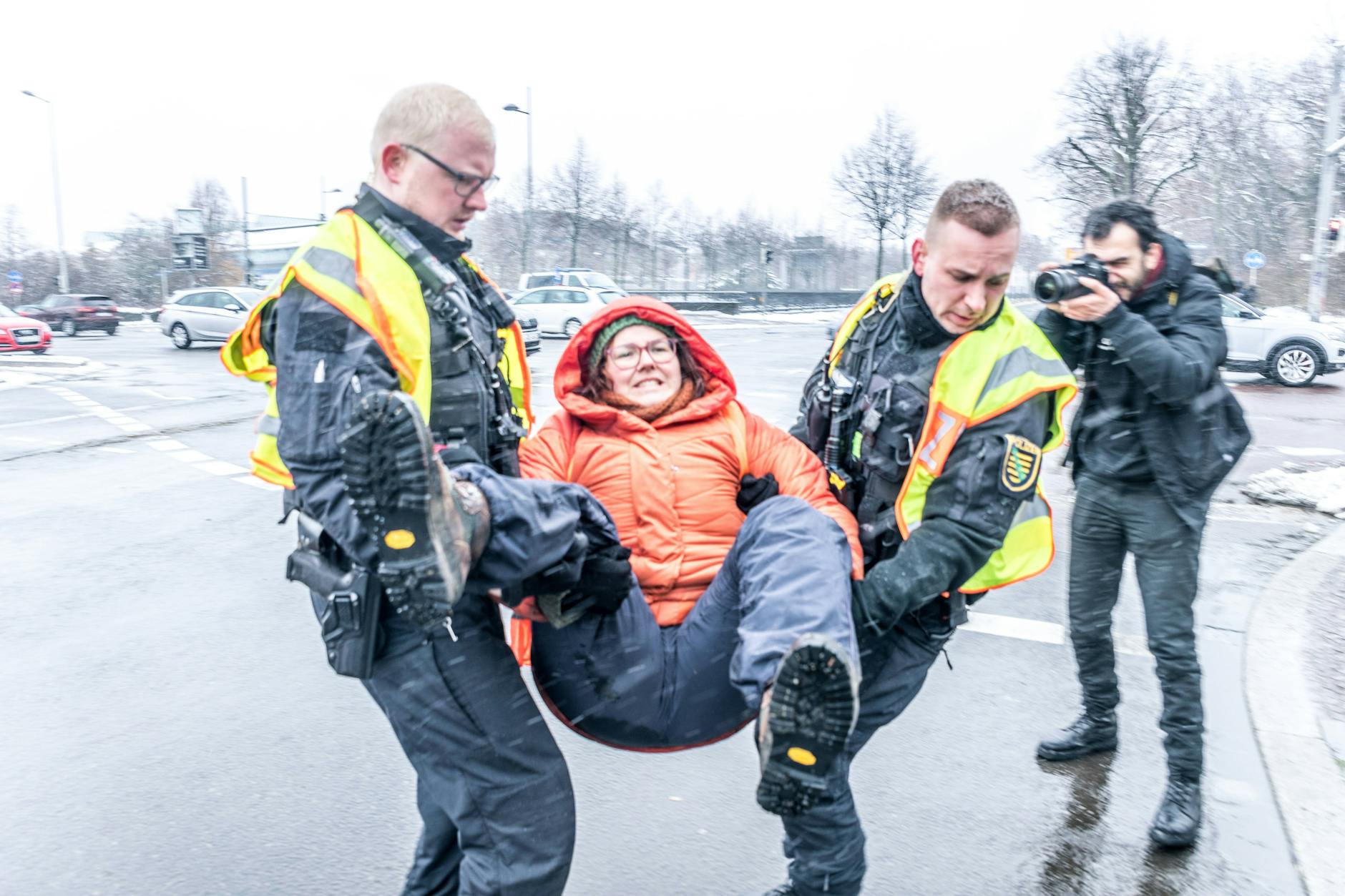 Ein Klimaaktivistin der Letzten Generation wird von der Polizei weggetragen.