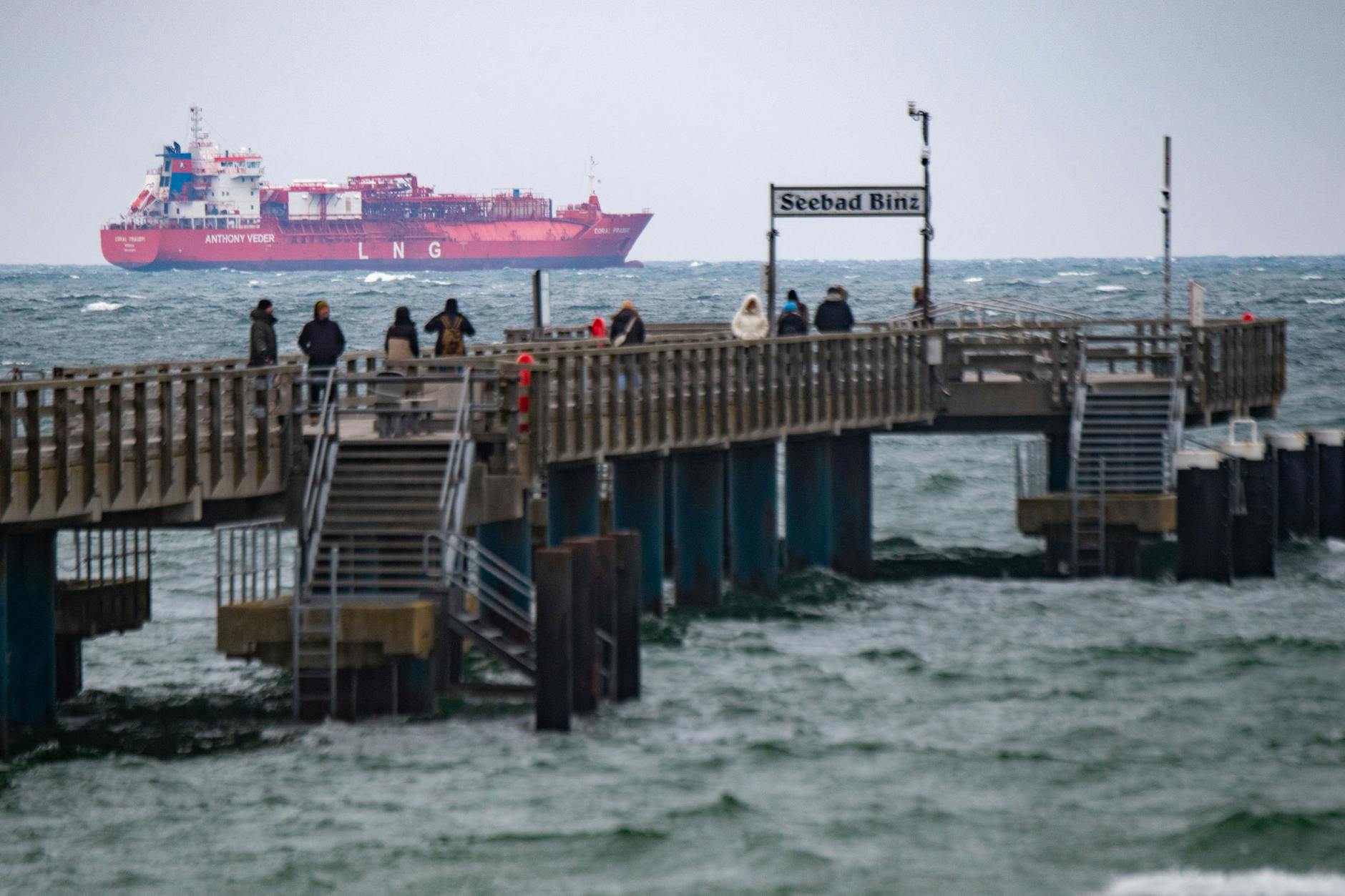 Binz: Ein LNG-Shuttle-Tanker liegt vor der Küste der Insel Rügen. Dortige Gemeinden und Initiativen protestieren gegen das vor Rügen geplante Flüssigerdgas-Terminal.