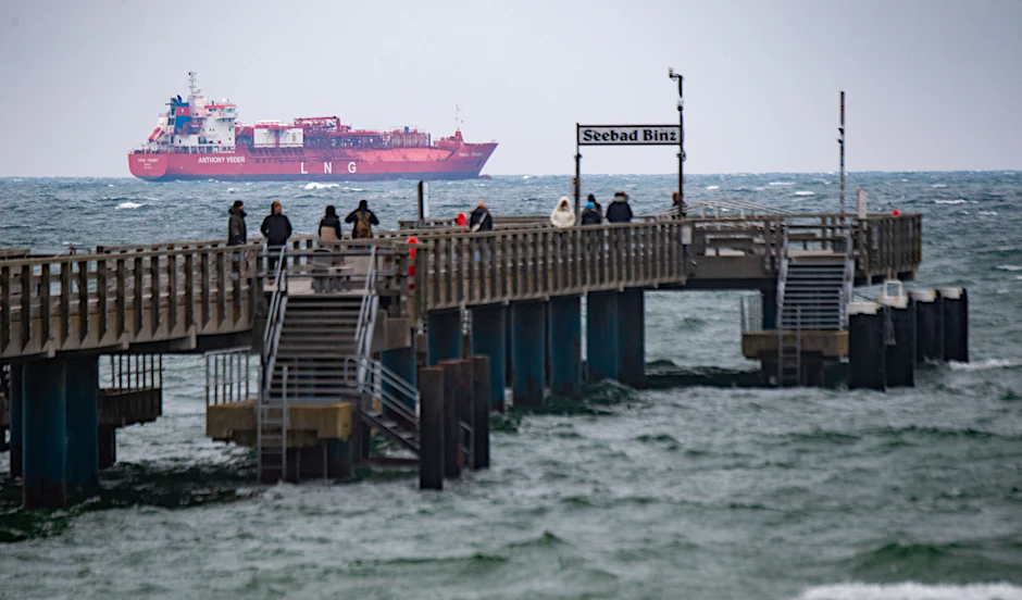 Binz: Ein LNG-Shuttle-Tanker liegt vor der Küste der Insel Rügen. Dortige Gemeinden und Initiativen protestieren gegen das vor Rügen geplante Flüssigerdgas-Terminal.