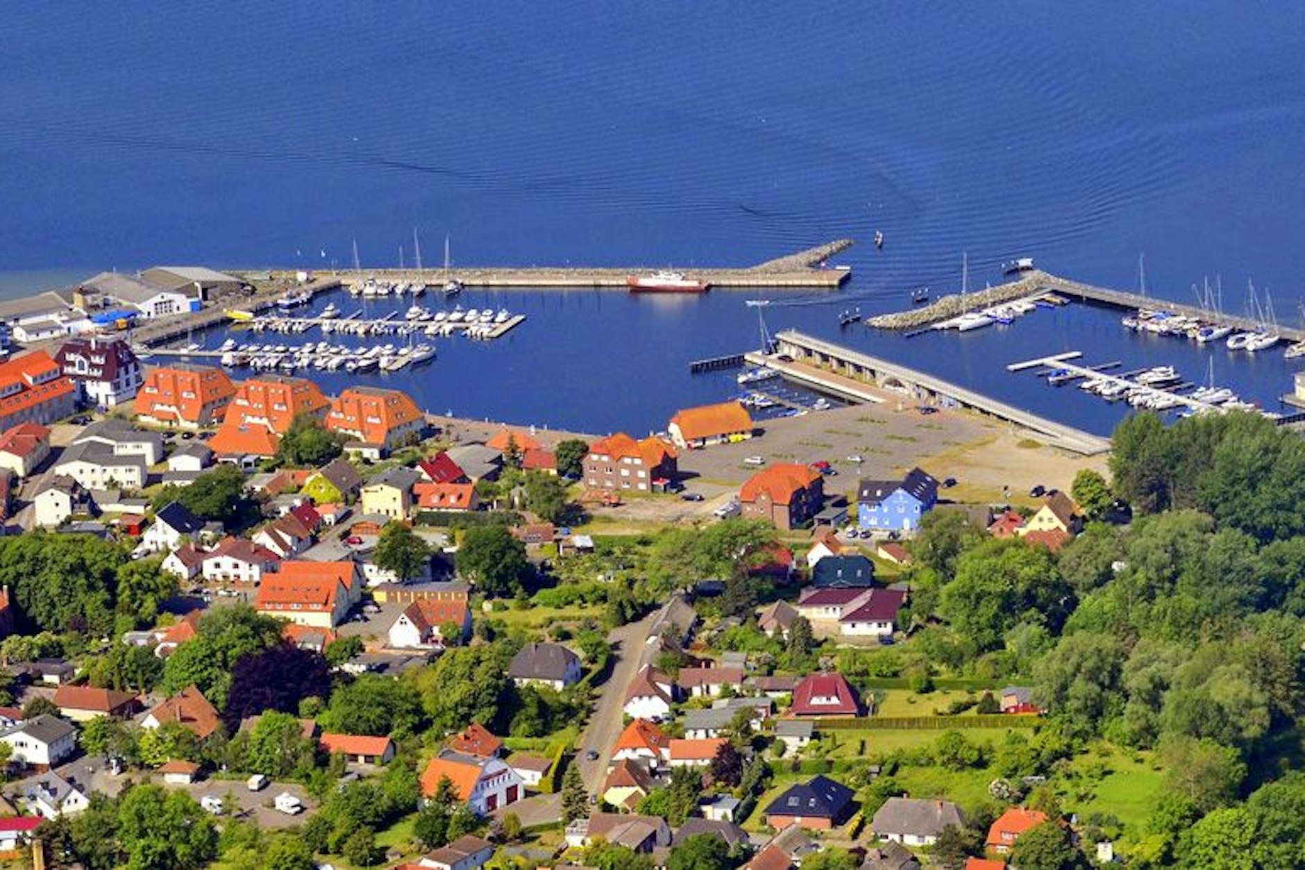 Blick auf Wiek auf Rügen: rechts das Hafendorf mit der Kreidebrücke, links die Marina und die Hafenpromenade.