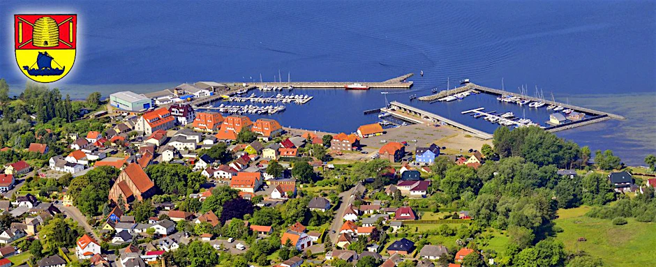 Blick auf Wiek auf Rügen: rechts das Hafendorf mit der Kreidebrücke, links die Marina und die Hafenpromenade.