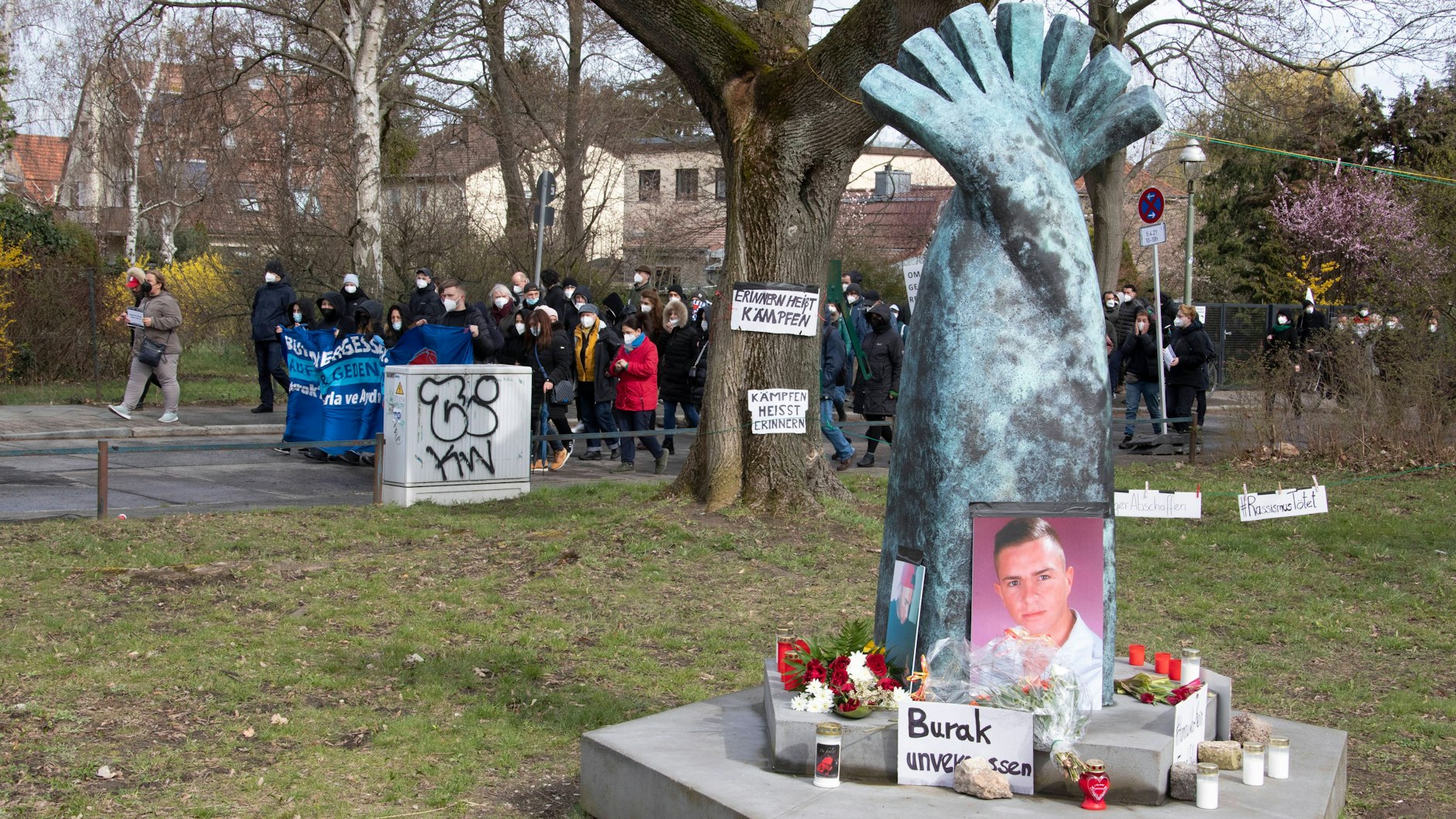 Gedenken am neunten Jahrestag von Burak Bektas' Tod. Familie und Freunde legten Blumen und Kerzen nieder.