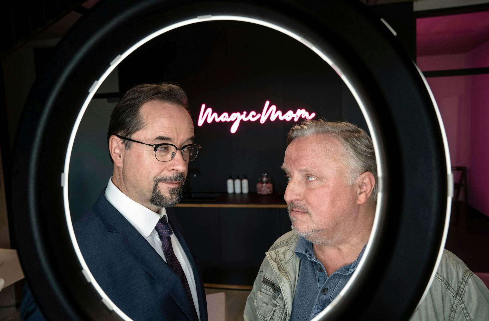 ARD/WDR TATORT: MAGIC MOM, am Sonntag (05.03.23) um 20:15 Uhr im ERSTEN.
v.li.n.re.: Boerne (Jan Josef Liefers) und Thiel (Axel Prahl)
© Kost, honorarfrei - Verwendung gemäß der AGB im engen inhaltlichen, redaktionellen Zusammenhang mit genannter WDR-Sendung bei Nennung "Bild: WDR/Bavaria Fiction GmbH/Thomas Kost" (S2+). WDR Kommunikation/Redaktion Bild, Köln, Tel: 0221/220 -7132 oder -7133, Fax: -777132, bildkommunikation@wdr.de