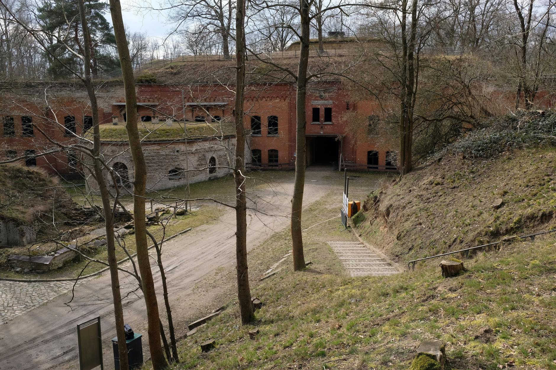 Kann seit den späten 1990er-Jahren besichtigt werden: Fort Hahneberg. Für den Film <a href="https://de.wikipedia.org/wiki/Inglourious_Basterds">„Inglourious Basterds“</a> diente die Anlage in Staaken für einige Szenen als Kulisse.