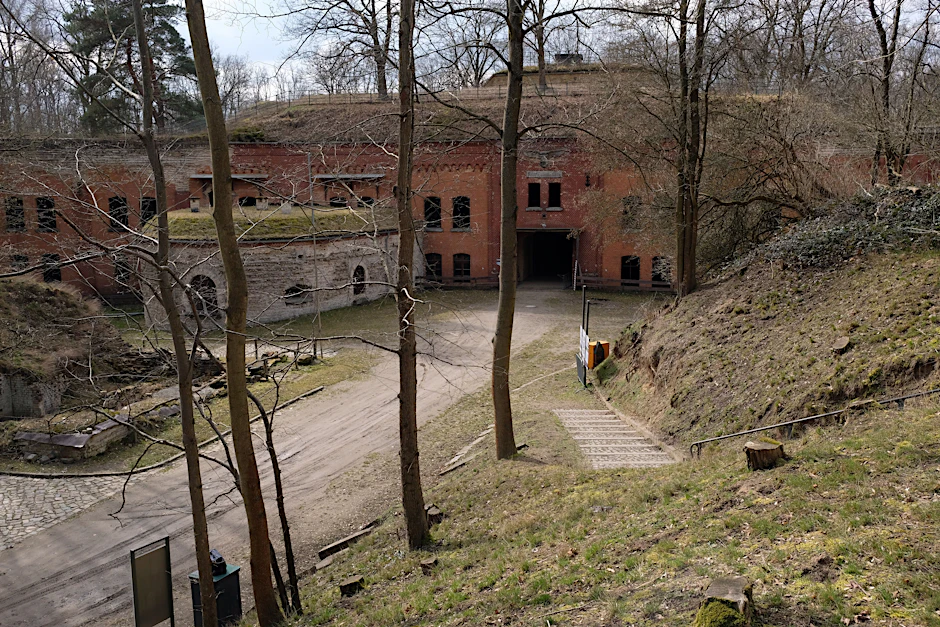 Kann seit den späten 1990er-Jahren besichtigt werden: Fort Hahneberg. Für den Film <a href="https://de.wikipedia.org/wiki/Inglourious_Basterds">„Inglourious Basterds“</a> diente die Anlage in Staaken für einige Szenen als Kulisse.
