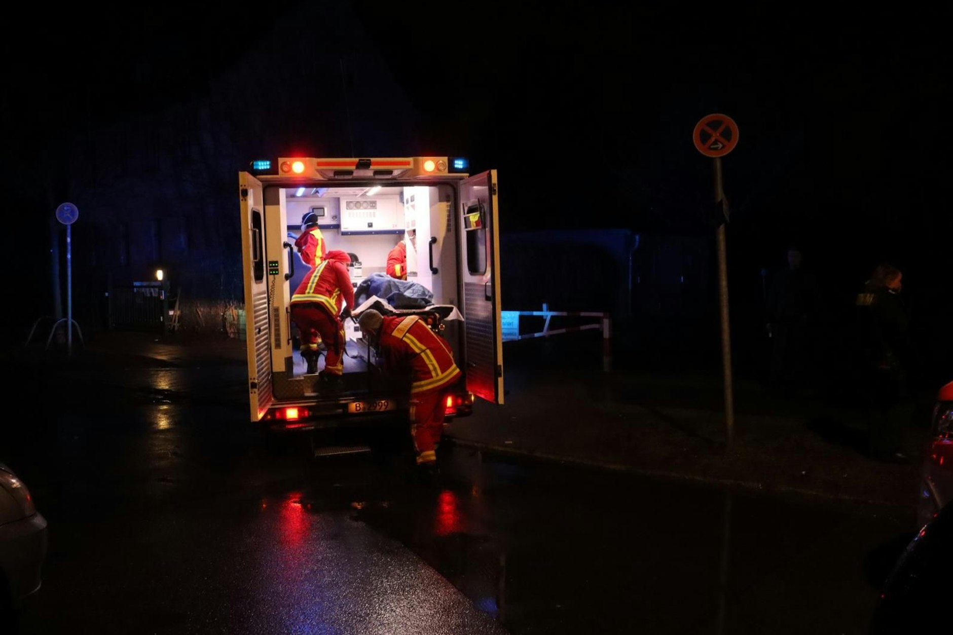 In Johannisthal ist eine Frau nach einem Streit mit einem Mann aus dem zweiten Stock eines Hochhauses gestürzt.