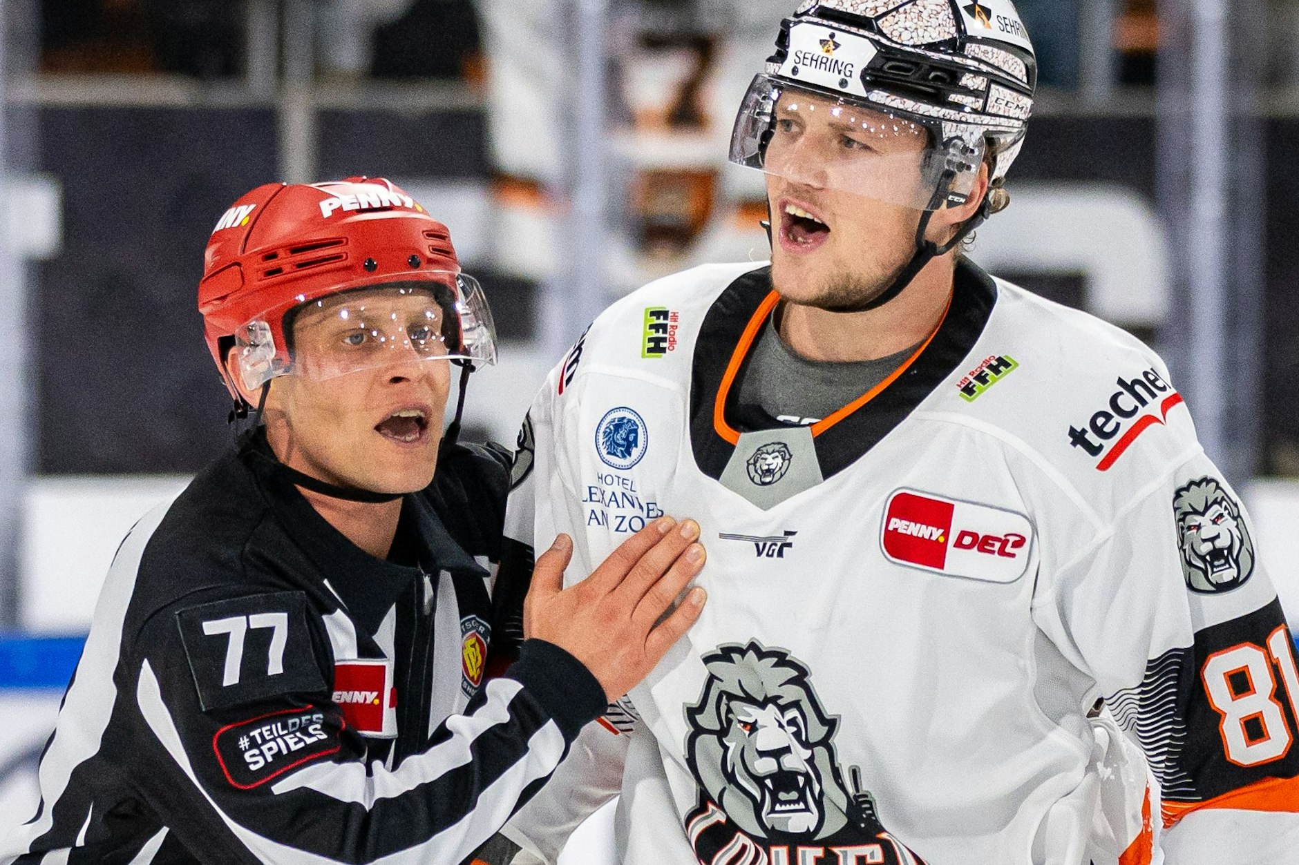 Ryan Olsen (r.) ist wieder mal auf 180, muss von Linesman Nikolaj Ponomarjow erst mal beruhigt werden.