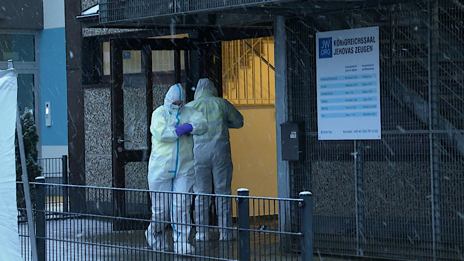 Ermittler stehen am Morgen vor dem Gebäude der Zeugen Jehovas in Hamburg, in dem mehrere Menschen getötet wurden.&nbsp;