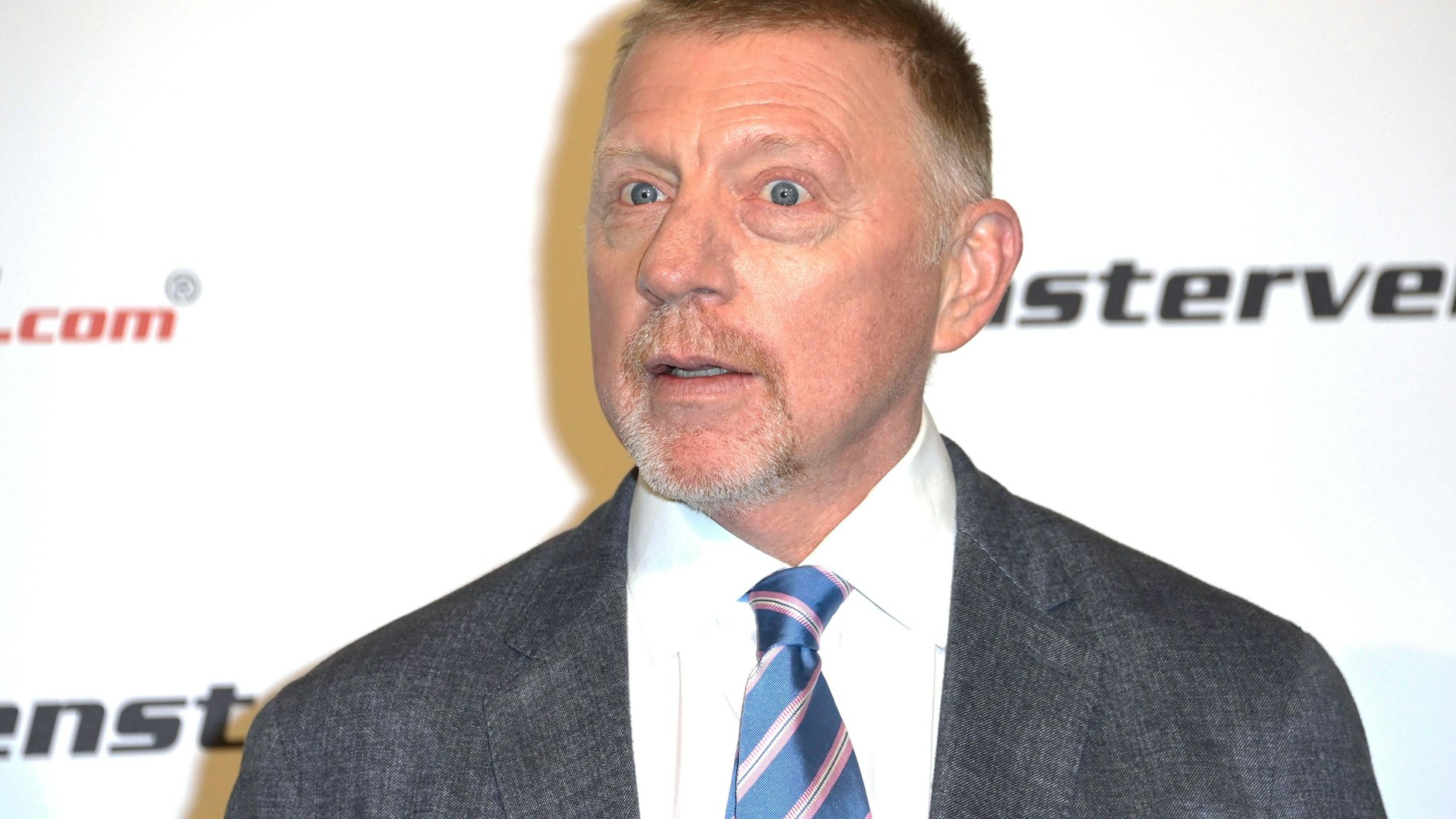 Boris Becker steht wieder im Blitzlichtgewitter, diesmal für einen Fensterversand.
