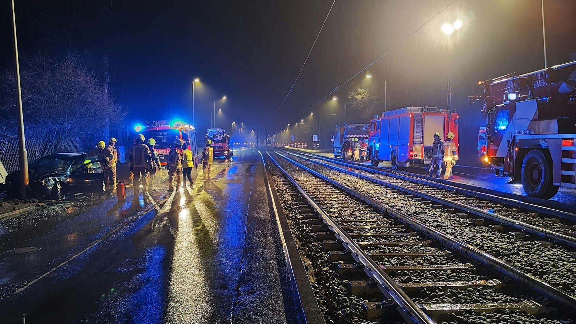 Polizei und Feuerwehr sichern den Bereich, in dem ein alkoholisierter Autofahrer für einen heftigen Crash auf der Treskowallee in Karlshorst gesorgt hat.