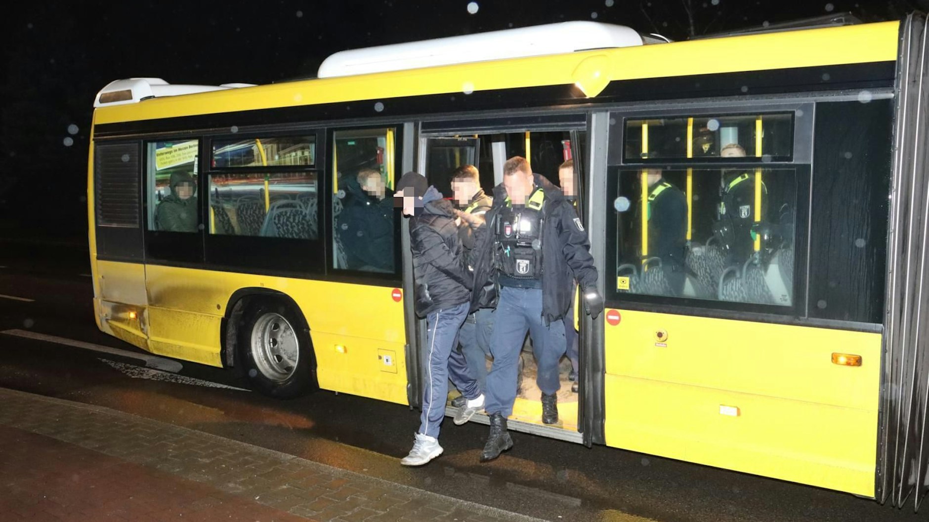 Der Tatverdächtige nach dem Fenstersturz in Johannisthal wurde in einem BVG-Bus von der Polizei festgenommen.