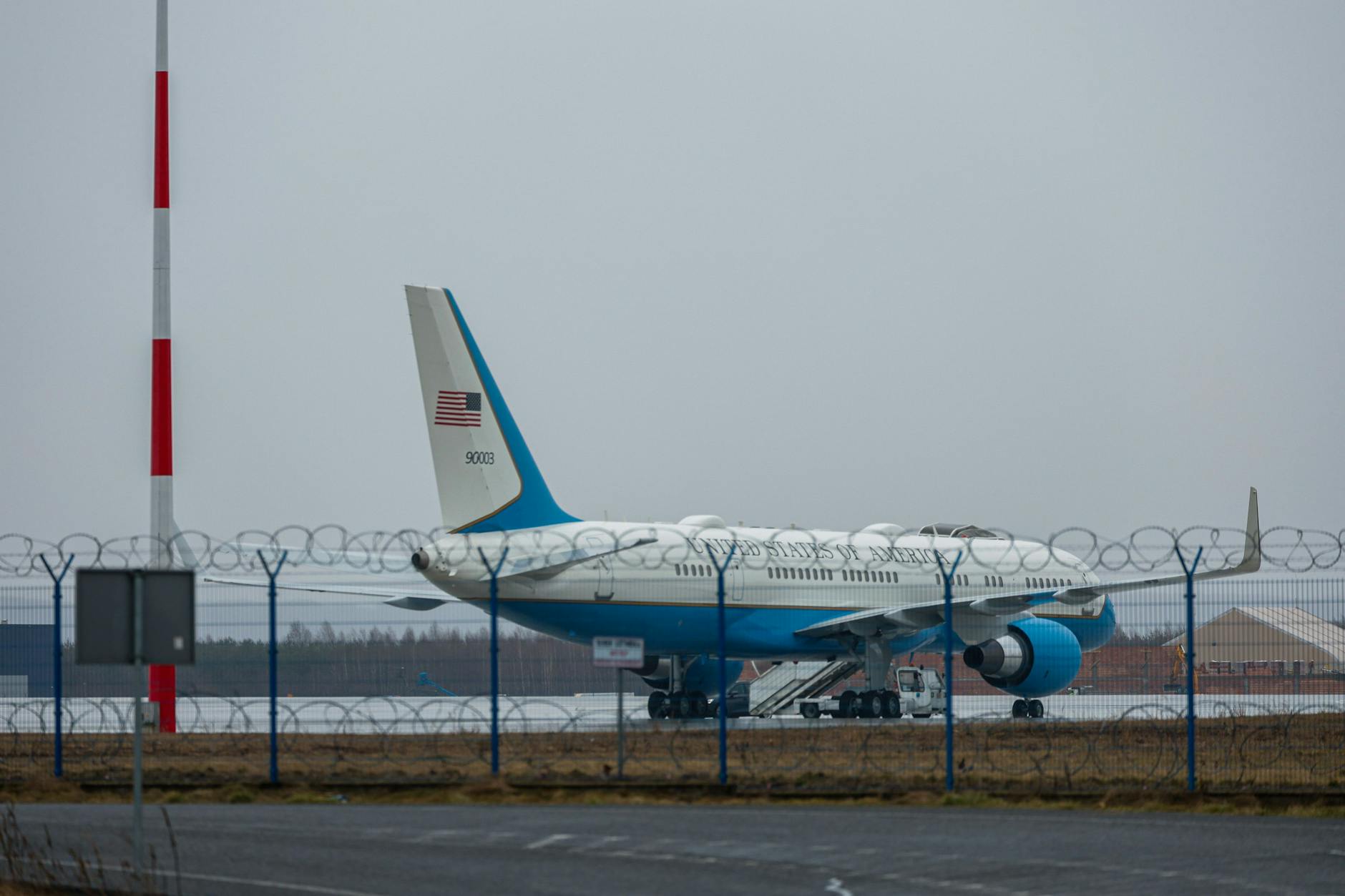 20. Februar 2023, Polen, Jasionka: Die Air Force Two steht auf dem Flughafen Rzeszów-Jasionka. Nach seinem Kurzbesuch in der ukrainischen Hauptstadt Kiew ist Präsident Biden in Polen eingetroffen.