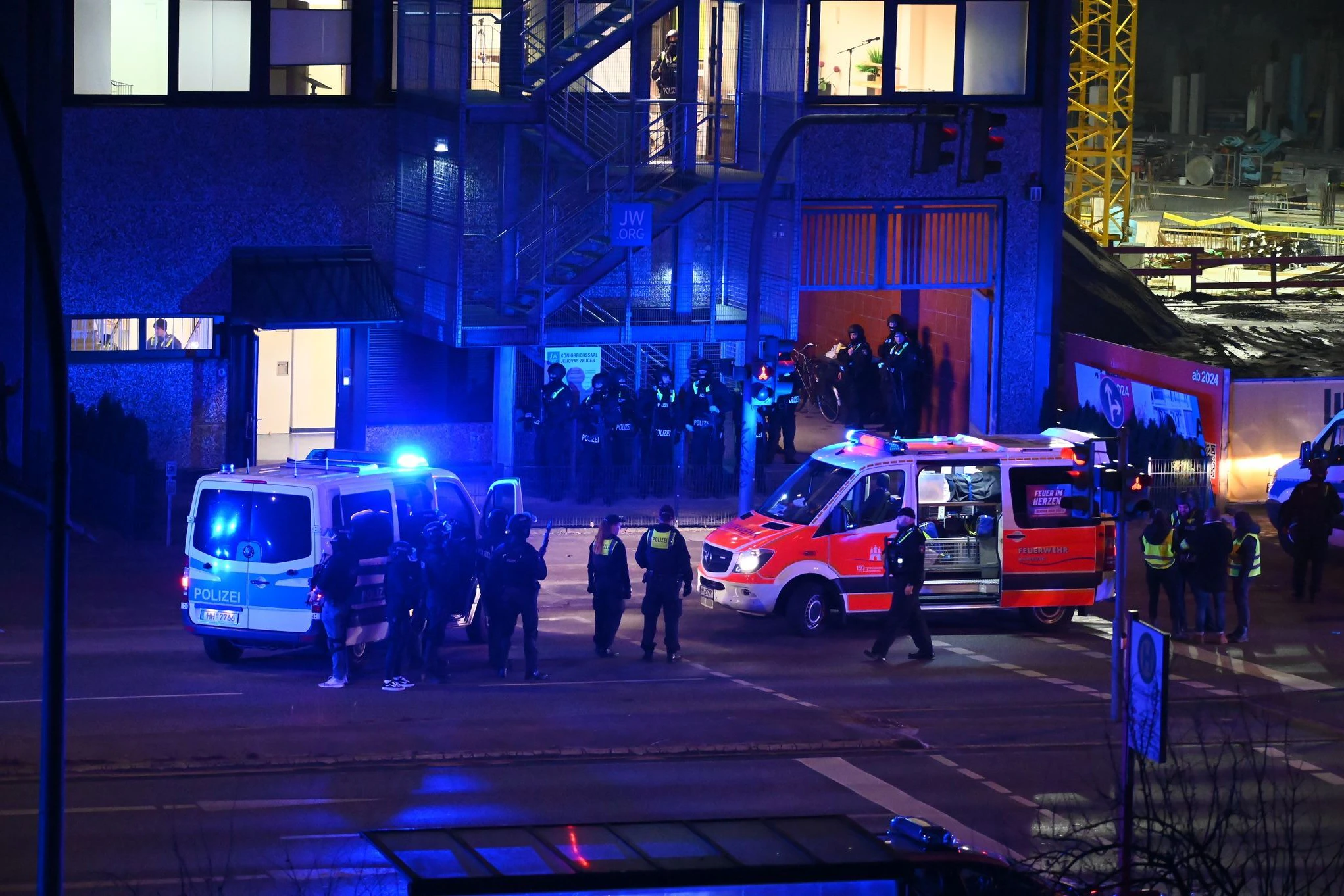 Blick auf den Einsatzort in Hamburg am Donnerstagabend.&nbsp;