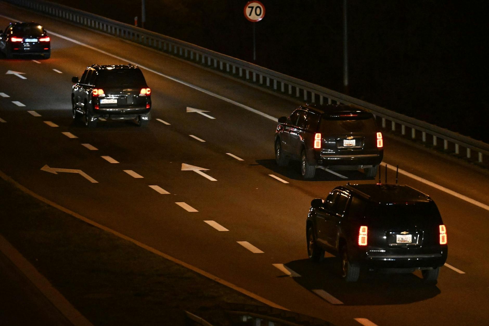 Eine Autokolonne mit dem Präsidenten der USA fährt von Rzeszów durch das polnische Przemysl.