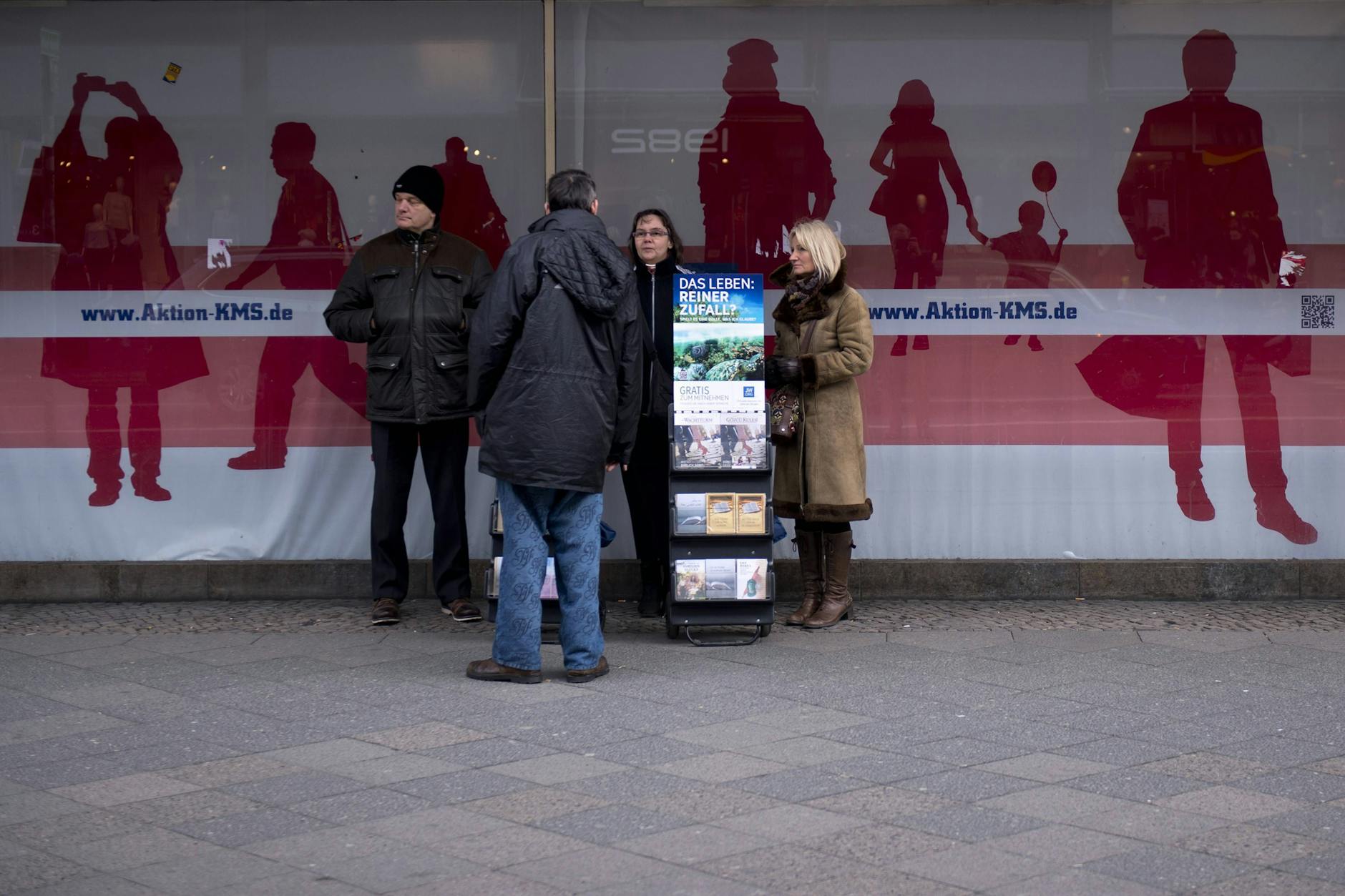 Ein Info-Stand der Zeugen Jehovas in Berlin.