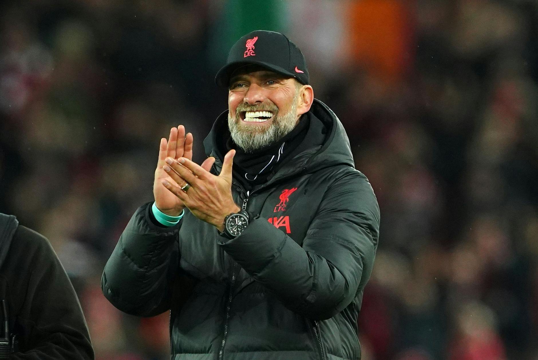 Liverpools Trainer Jürgen Klopp feiert den Kantersieg gegen Manchester United.  