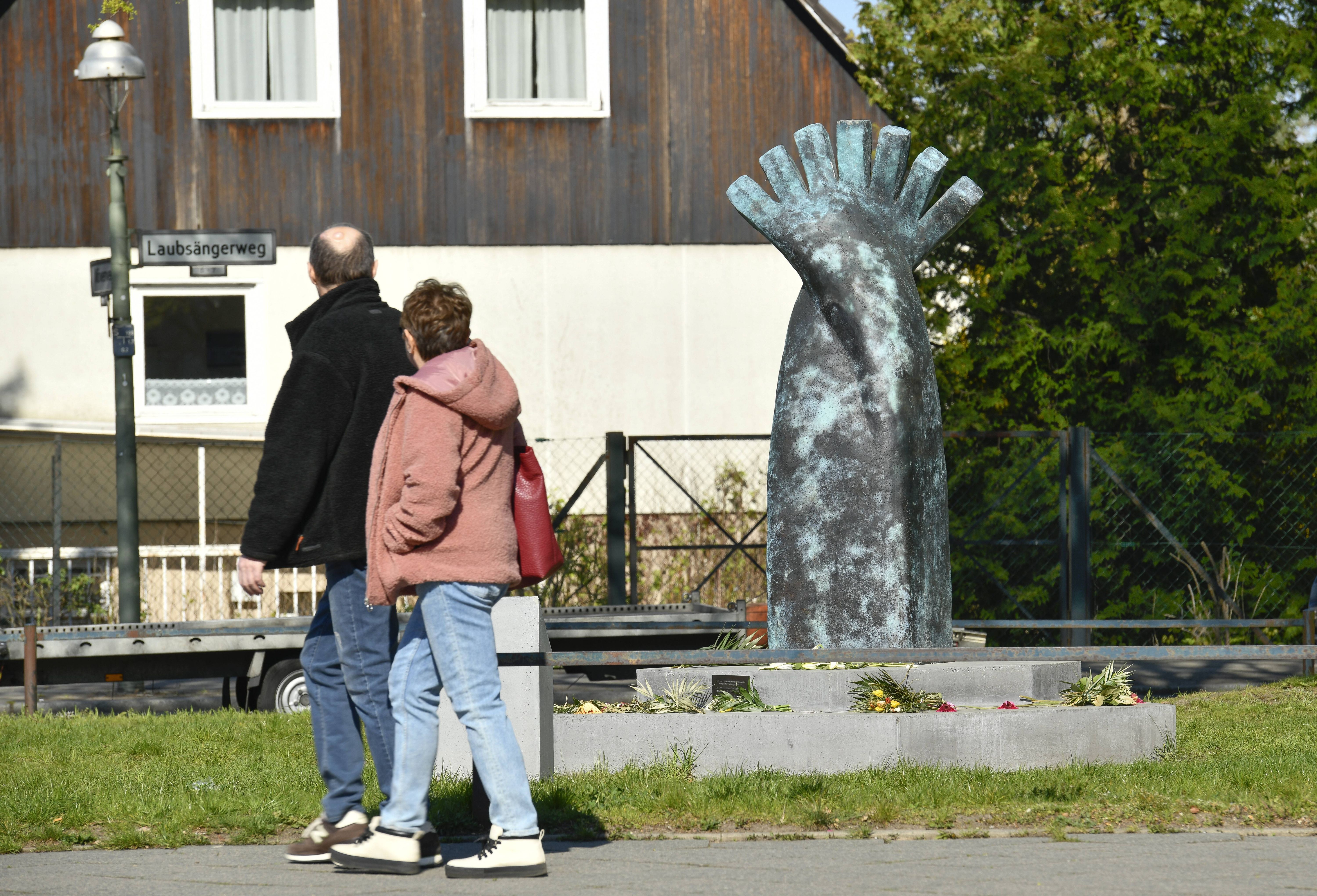 Erneuter Hakenkreuz-Anschlag auf Denkmal für Burak Bektas in Berlin-Buckow