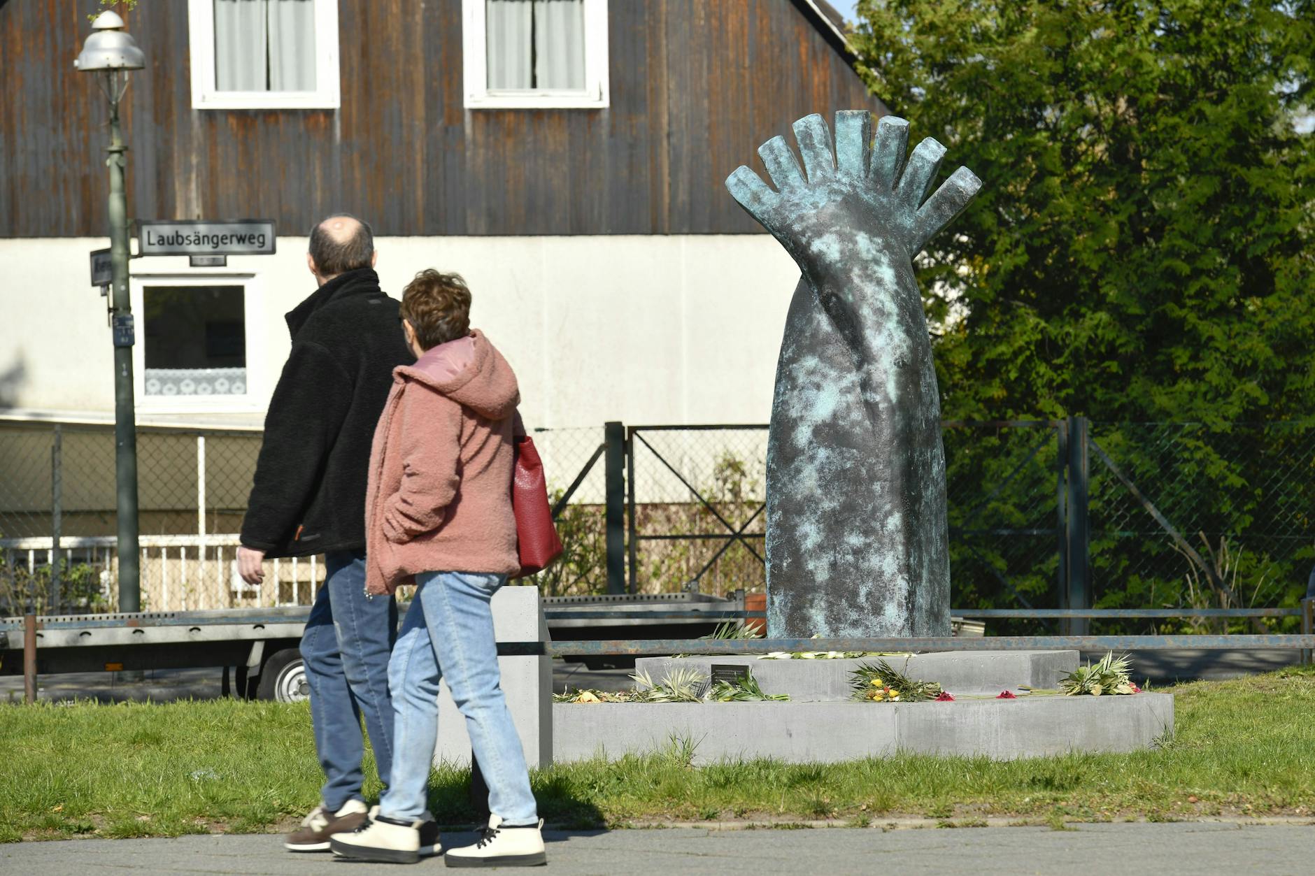Das Denkmal für Burak Bektas in Buckow wurde mit einem Hakenkreuz beschmiert.