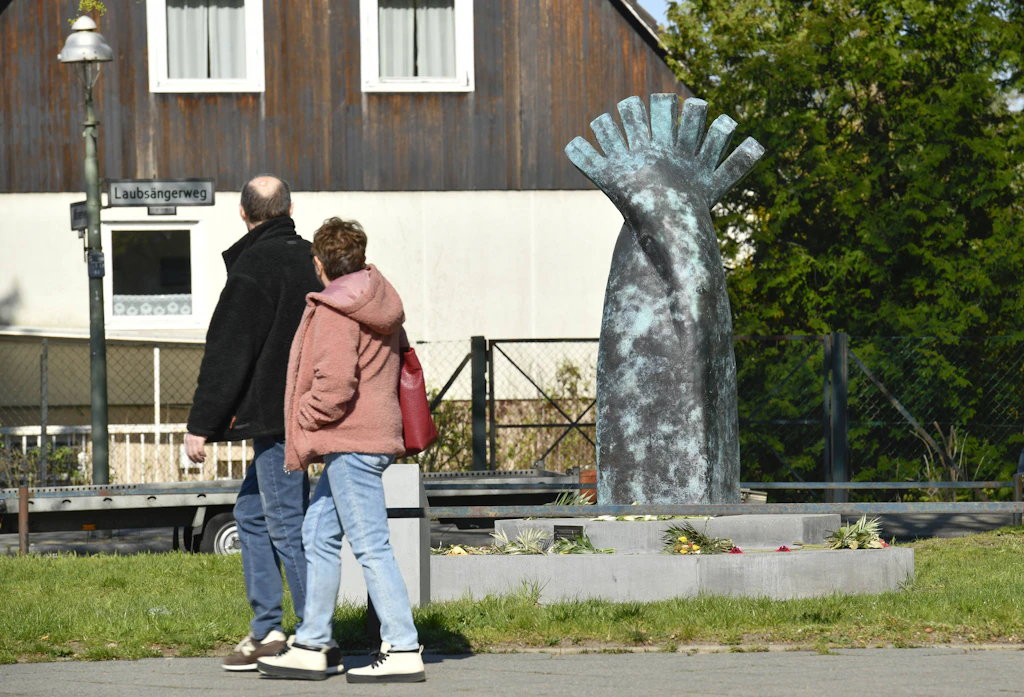 Erneuter Hakenkreuz-Anschlag auf Denkmal für Burak Bektas in Berlin-Buckow