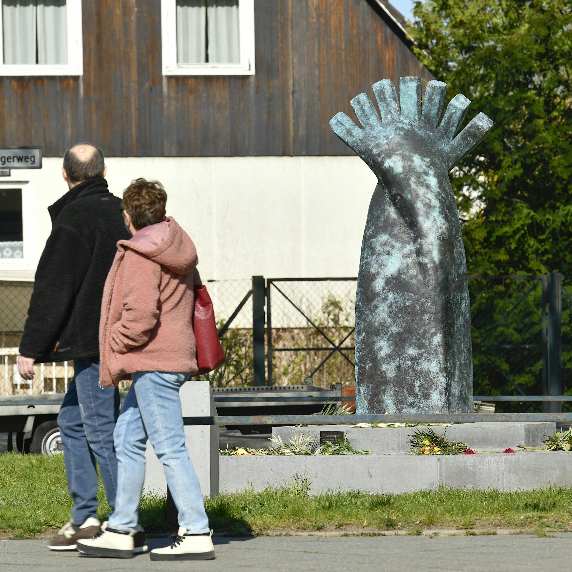 Erneuter Hakenkreuz-Anschlag auf Denkmal für Burak Bektas in Berlin-Buckow