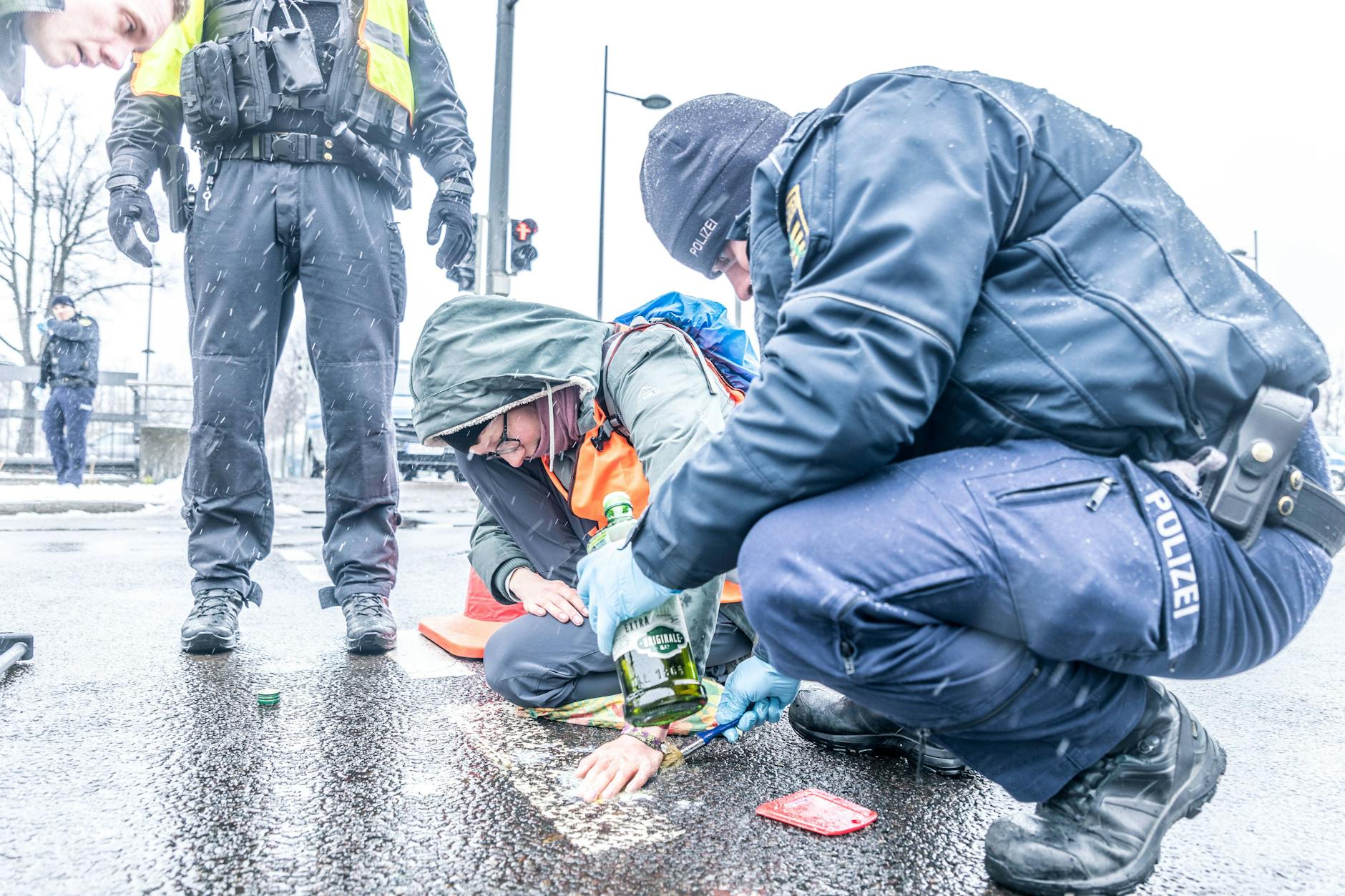 Seit Monaten ziehen Aktivisten der Letzten Generation mit ihren Klebe-Aktionen im Berufsverkehr den Hass der Autofahrer auf sich.